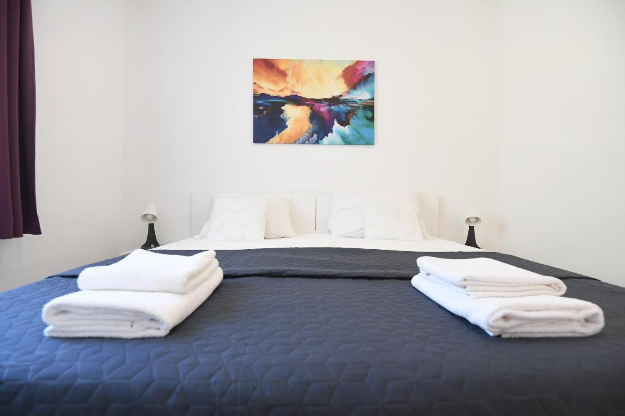 Maris Apartments, Apartment